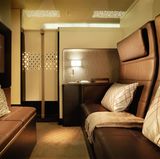 Platz 1: Etihad Airways  Den Begriff First hatte Etihad Airways mit Einführung der "Residence" an Bord des Flaggschiffs, des Airbus A380, erweitert - nach oben. Denn es handelt sich um ein fliegendes Appartement über den Wolken mit Butler-Service, einem Wohnzimmer, Bad mit Dusche und einem Schlafzimmer mit Doppelbett . 