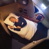 Platz 10: Qantas  So liegt man bei einem Nachtflug der australischen Qantas in der First Class an Bord des Airbus A380. Auf den folgendem Seiten der Fotostrecke stellen wir die Top-Airlines der jüngsten Skytrax-Umfrage mit einer First Class vor.