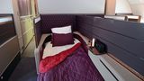 Platz 8: Qatar Airways  Die Airline mit ihrem Drehkreuz in Doha hat nur in Flugzeugen vom Typ Airbus A80 eine First. Die jeweils acht Sitzplätze sind im vorderen Teil des Oberdecks untergebracht, wie hier Sitz 2E.