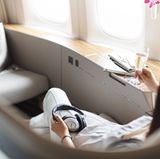 Platz 7: Cathay Pacific  Die Fluglinie aus Hongkong verfügt nur in der Boeing 777-300ER, die mit vier Reiseklassen ausgestattet sind, über eine First Class. Die sechs Sessel stehen leicht schräg zur Flugrichtung in 1-1-1er-Bestuhlung.