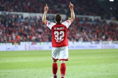 Der Mainzer Pablo de Blasis feiert sein Tor