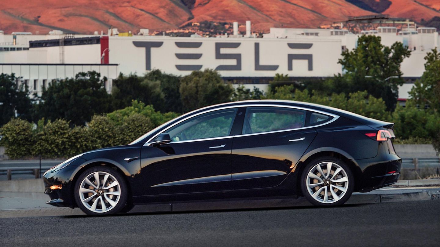 Ein Tesla Model 3 vor einem amerikanischen Tesla Werk