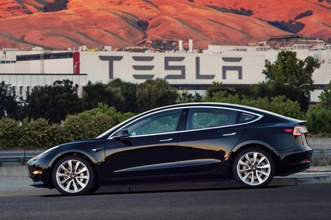 Ein Tesla Model 3 vor einem amerikanischen Tesla Werk