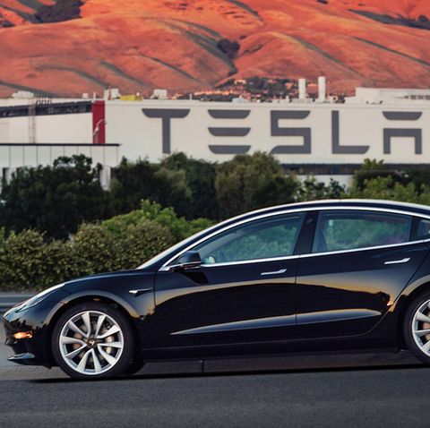 Ein Tesla Model 3 vor einem amerikanischen Tesla Werk