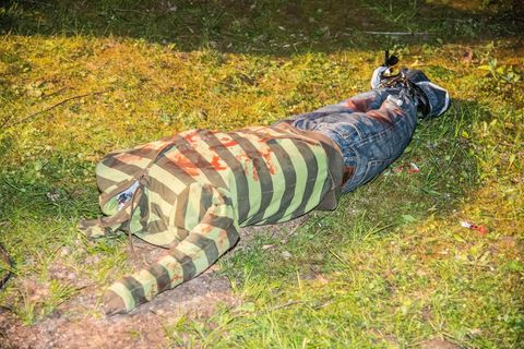 Eine kopflose Puppe in gestreiftem T-Shirt und Jeans gekleidet auf Gras - Die Puppe war Anlass für einen Polizei-Einsatz
