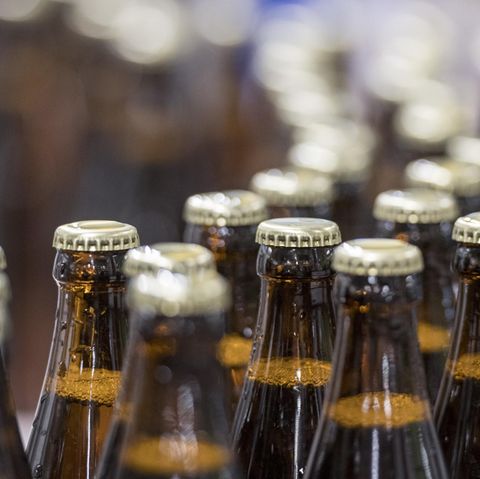 Bierflaschen laufen in einer Produktionsstätte vom Band