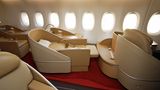Platz 4: Air France  La Premiere nennt sich die First Class bei Air France. Die beigefarbigen Ledersessel an Bord des Airbus A380 lassen sich bei Nachtflügen in ein zwei Meter langes und 77 Zentimeter breites Bett verwandeln.