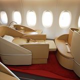Platz 4: Air France  La Premiere nennt sich die First Class bei Air France. Die beigefarbigen Ledersessel an Bord des Airbus A380 lassen sich bei Nachtflügen in ein zwei Meter langes und 77 Zentimeter breites Bett verwandeln.