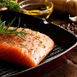 Fetter Seefisch: Lachs  Fette Seefische wie Hering, Lachs oder Makrele enthalten die langkettigen Omega-3-Fettsäuren EPA und DHA. Diese senken nicht nur das Risiko für Herz-Kreislauf- Krankheiten, sondern wirken sich auf Psyche und Gedächtnis positiv aus. Das macht sie zu Happy- Aging-Knüllern – zum Beispiel in meiner Zwiebel- Fisch-Suppe oder als Filet ausgebacken in einer Kichererbsenkruste!