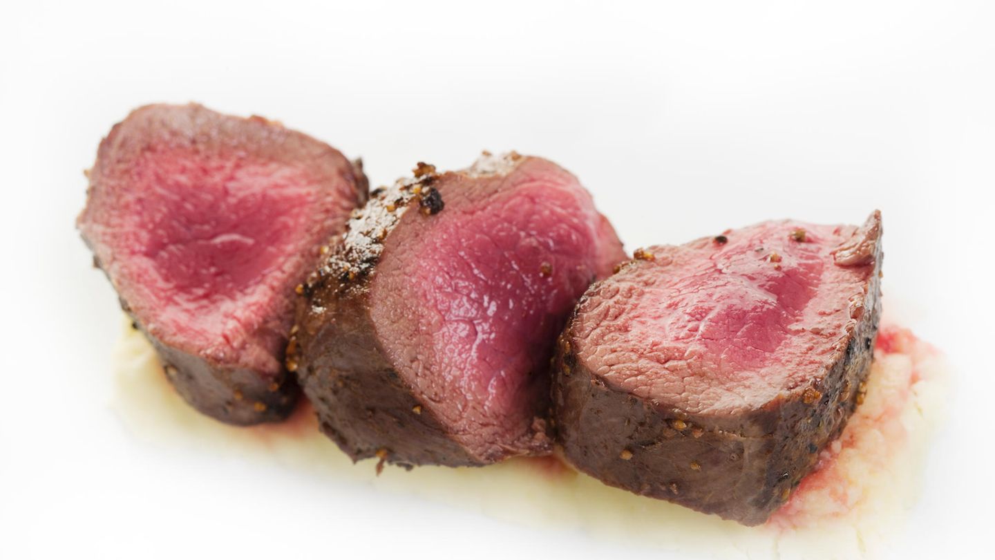 Happy Aging: Biofleisch: Wild (im Bild: Reh) Fleisch hat durch seinen wertvollen Eiweiß- und den hohen Mineralstoffgehalt einen starken Happy-Aging-Faktor. Gerade Eisen und Zink spielen für die Vitalität eine wichtige Rolle. Sie sind vor allem in dunklem Fleisch enthalten. Wild, Weiderind und Lamm bevorzugen. Biofleisch: Wild (im Bild: Reh) Fleisch hat durch seinen wertvollen Eiweiß- und den hohen Mineralstoffgehalt einen starken Happy-Aging-Faktor. Gerade Eisen und Zink spielen für die Vitalität eine wichtige Rolle. Sie sind vor allem in dunklem Fleisch enthalten. Wild, Weiderind und Lamm bevorzugen.