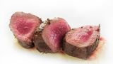 Biofleisch: Wild (im Bild: Reh)  Fleisch hat durch seinen wertvollen Eiweiß- und den hohen Mineralstoffgehalt einen starken Happy-Aging-Faktor. Gerade Eisen und Zink spielen für die Vitalität eine wichtige Rolle. Sie sind vor allem in dunklem Fleisch enthalten. Wild, Weiderind und Lamm bevorzugen.
