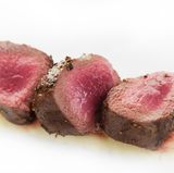 Biofleisch: Wild (im Bild: Reh)  Fleisch hat durch seinen wertvollen Eiweiß- und den hohen Mineralstoffgehalt einen starken Happy-Aging-Faktor. Gerade Eisen und Zink spielen für die Vitalität eine wichtige Rolle. Sie sind vor allem in dunklem Fleisch enthalten. Wild, Weiderind und Lamm bevorzugen.