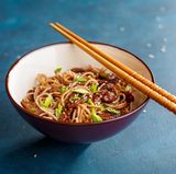 Getreidevollkorn: Buchweizen  Neben Hirse und Reis sind auch die Pseudogetreide Buchweizen, Amarant und Quinoa toll. Sie enthalten besonders hochwertiges Eiweiß und sättigende Kohlenhydrate.  Amarant und Quinoa sind zudem gute Eisenund Zinkquellen, Buchweizen liefert reichlich B-Vitamine – diese wirken vitalisierend und stärken die Konzentration. Hirse und Buchweizen liefern außerdem reichlich Kieselsäure, eine Wohltat für Haut und Haar. Hier im Bild: Buchweizennudeln.