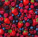 Obst: Beeren  Auch in Früchten ist das Beste in der Schale enthalten.  So sind in der Apfelschale 140 mg/kg Quercetin enthalten, im Inneren nur 2 mg – und im Apfelsaft gar nichts mehr. Smoothies sind unter diesem Aspekt sinnvoller als Säfte, etwa die Smoothie-Bowl.  Früchte, wenn möglich, mit Schale genießen und vorher waschen und gründlich polieren. Den höchsten Gehalt an wertvollen Substanzen haben Beeren. Etwas kritischer sind sehr zuckerreiche Früchte: Bananen, Weintrauben, Feigen, Litschis, Datteln oder Kakis sind mit Vorsicht zu genießen, und Trockenobst ist eher ein Süßungsmittel. Mehr als zwei Portionen Obst pro Tag sollten es auch nicht sein. Eine Portion entspricht dabei einer Handvoll bzw. einem Stück.