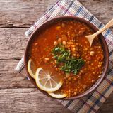 Hülsenfrüchte: Linsen  Sie sind die Wiederentdeckung schlechthin, inspiriert durch die orientalische Küche. Bohnen, Linsen, Kichererbsen und Erbsen haben unglaublich viele Pluspunkte, vor allem viele Ballaststoffe und wertvolles Eiweiß.  Und – abgesehen von Sojabohnen und Erdnüssen, die ich den Nüssen zugeordnet habe – kaum Fett. So gleichen sie den Blutzuckerspiegel aus, machen satt und haben eine positive Wirkung auf den Blutfettspiegel – vor allem, wenn sie fettes Fleisch ersetzen. Besonders gesund sind sie frisch gekeimt. Roh – außer Zuckererbsen – besser nicht essen, dann sind sie leicht giftig.  