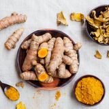 Gewürze: Kurkuma  Wer einen anstrengenden, eng getakteten Alltag hat, braucht Zeit, um runterzukommen. Dabei helfen wohltuende Kräutertees, Brühen, Suppen oder Drinks (wie Kurkuma-Latte). Knoblauch, aber auch insgesamt würzen statt salzen kann den Blutdruck senken. Kreuzkümmel, Wacholderbeeren, Ingwer, Petersilie und Brennnessel wirken entwässernd, Liebstöckel, Kümmel und Majoran krampflösend. Kurkuma, Vanille, Zimt, Lavendel, Limettenblätter und Kräuter wie Basilikum und Melisse beruhigen mit ihren ätherischen Ölen. Safran hilft bei Husten und Schlaflosigkeit.