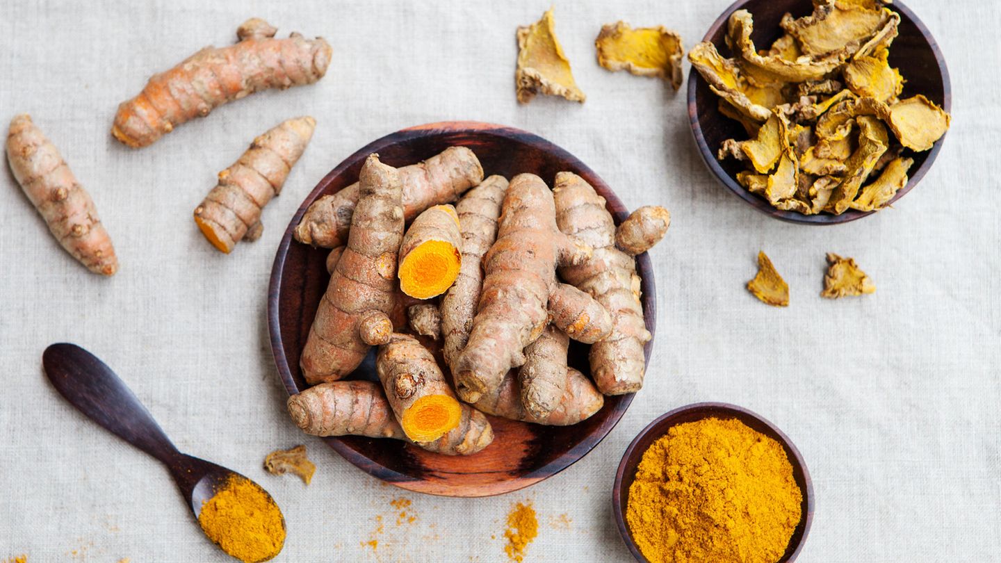 Happy Aging: Gewürze: Kurkuma Wer einen anstrengenden, eng getakteten Alltag hat, braucht Zeit, um runterzukommen. Dabei helfen wohltuende Kräutertees, Brühen, Suppen oder Drinks (wie Kurkuma-Latte). Knoblauch, aber auch insgesamt würzen statt salzen kann den Blutdruck senken. Kreuzkümmel, Wacholderbeeren, Ingwer, Petersilie und Brennnessel wirken entwässernd, Liebstöckel, Kümmel und Majoran krampflösend. Kurkuma, Vanille, Zimt, Lavendel, Limettenblätter und Kräuter wie Basilikum und Melisse beruhigen mit ihren ätherischen Ölen. Safran hilft bei Husten und Schlaflosigkeit. Gewürze: Kurkuma Wer einen anstrengenden, eng getakteten Alltag hat, braucht Zeit, um runterzukommen. Dabei helfen wohltuende Kräutertees, Brühen, Suppen oder Drinks (wie Kurkuma-Latte). Knoblauch, aber auch insgesamt würzen statt salzen kann den Blutdruck senken. Kreuzkümmel, Wacholderbeeren, Ingwer, Petersilie und Brennnessel wirken entwässernd, Liebstöckel, Kümmel und Majoran krampflösend. Kurkuma, Vanille, Zimt, Lavendel, Limettenblätter und Kräuter wie Basilikum und Melisse beruhigen mit ihren ätherischen Ölen. Safran hilft bei Husten und Schlaflosigkeit.