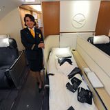 Platz 3: Lufthansa  Lufthansa bietet nur noch auf einem Teil ihrer Langstreckenflotte eine First-Class-Kabine - ohne Suiten aber großzügigen Sitzabständen und mit einem flexibel nutzbaren Sichtschutz.