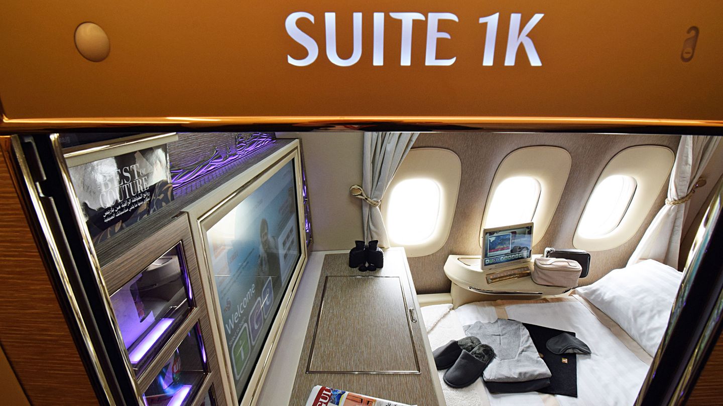 Noch mehr Luxus und Privatsphäre bei Emirates: In den neu ausgelieferten Jets vom Typ Boeing 777-300ER gibt es nur noch sechs Suiten. Die beiden vorderen Reihen sind in einer 1-1-1-Konfiguration angeordnet, wobei die beiden mittleren Suiten mit drei virtuellen Fenstern ausgestattet sind.