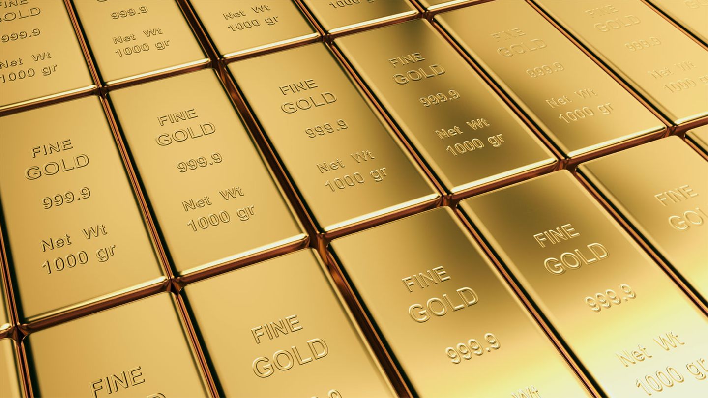 Bei Goldbarren fällt der Aufschlag auf den reinen Metallwert in der Regel geringer aus. Zumindest wenn der Barren groß genug ist. Für einen 1-Kilo-Barren muss man derzeit rund 35.000 Euro investieren. Mini-Barren von wenigen Gramm lohnen sich wegen des schlechten Verhältnisses von Kosten zu Materialwert nicht.