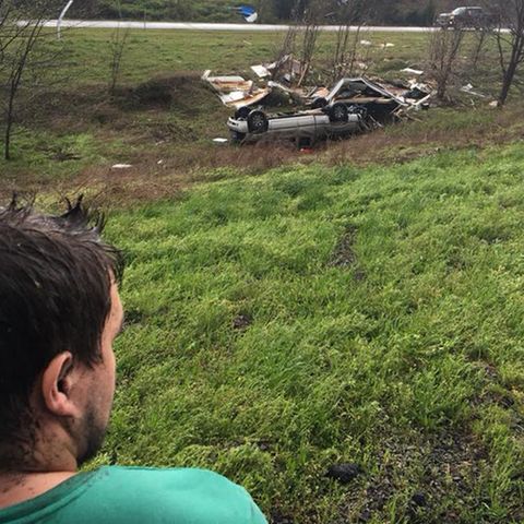 Virales Video: Paar filmt den Moment, in dem ein Tornado sie und ihr Auto erfasst
