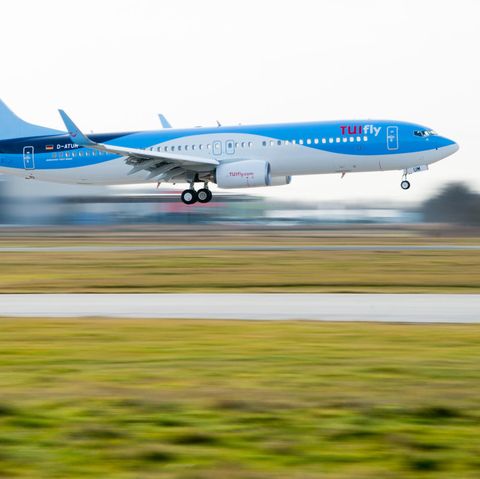Eine Maschine von Tuifly: Fluggesellschaften können nach einem Urteil des Europäischen Gerichtshofs auch bei wilden Streiks verpflichtet sein, Entschädigungen an Fluggäste zahlen.