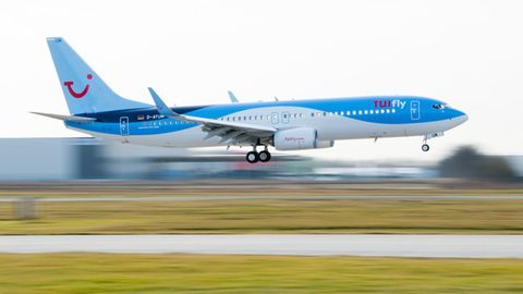 Eine Maschine von Tuifly: Fluggesellschaften können nach einem Urteil des Europäischen Gerichtshofs auch bei wilden Streiks verpflichtet sein, Entschädigungen an Fluggäste zahlen.