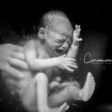 Säugling schreit unter Wasser