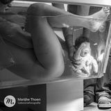 Schwester sieht Neugeborenes zum ersten mal