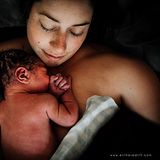 Frau mit ihrem Neugeborenen auf dem Wasserbett