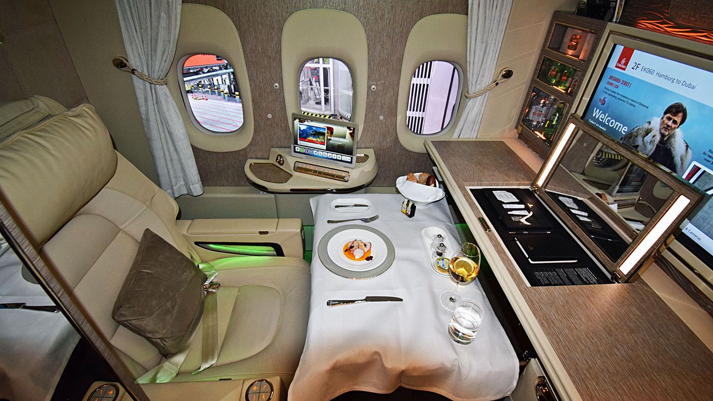 Platz 2: Emirates Airlines  Die teuerste Reiseklasse hat auch Emirates nachgerüstet: In den neu ausgelieferten Jets vom Typ Boeing 777-300ER wurde die bis zu vier Quadratmeter großen Privatsuiten auf sechs reduziert. Die beiden Reihen sind in einer 1-1-1-Konfiguration angeordnet, wobei die beiden mittleren Suiten mit drei virtuellen Fenstern ausgestattet sind: Die hochauflösenden Monitore zeigen Liveaufnahmen von Kameras, die außen am Flugzeug montiert sind.