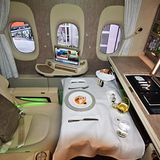 Platz 2: Emirates Airlines  Die teuerste Reiseklasse hat auch Emirates nachgerüstet: In den neu ausgelieferten Jets vom Typ Boeing 777-300ER wurde die bis zu vier Quadratmeter großen Privatsuiten auf sechs reduziert. Die beiden Reihen sind in einer 1-1-1-Konfiguration angeordnet, wobei die beiden mittleren Suiten mit drei virtuellen Fenstern ausgestattet sind: Die hochauflösenden Monitore zeigen Liveaufnahmen von Kameras, die außen am Flugzeug montiert sind.