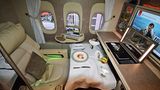 Platz 2: Emirates Airlines  Die teuerste Reiseklasse hat auch Emirates nachgerüstet: In den neu ausgelieferten Jets vom Typ Boeing 777-300ER wurde die bis zu vier Quadratmeter großen Privatsuiten auf sechs reduziert. Die beiden Reihen sind in einer 1-1-1-Konfiguration angeordnet, wobei die beiden mittleren Suiten mit drei virtuellen Fenstern ausgestattet sind: Die hochauflösenden Monitore zeigen Liveaufnahmen von Kameras, die außen am Flugzeug montiert sind.