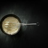 Schneebesen  Für Süßes, Salziges oder Saures, ein Schneebesen ist viefältig einsetzbar. Rühren Sie damit Vinaigrettes oder eine Majonnaise an. Wer kein elektrisches Rührgerät besitzt, kann damit auch Sahne oder Eischnee schlagen.