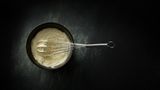 Schneebesen  Für Süßes, Salziges oder Saures, ein Schneebesen ist viefältig einsetzbar. Rühren Sie damit Vinaigrettes oder eine Majonnaise an. Wer kein elektrisches Rührgerät besitzt, kann damit auch Sahne oder Eischnee schlagen.