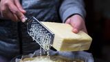 Reibe  Was wäre eine Spaghetti Bolognese ohne großzügig geriebenen Parmesan? Nichts. Deshalb sollte eine Reibe in der Küche nicht fehlen. Sie lässt sich vielfältig einsetzen – für Obst, Gemüse oder eben Käse.