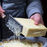 Reibe  Was wäre eine Spaghetti Bolognese ohne großzügig geriebenen Parmesan? Nichts. Deshalb sollte eine Reibe in der Küche nicht fehlen. Sie lässt sich vielfältig einsetzen – für Obst, Gemüse oder eben Käse.