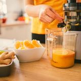 Entsafter  Mit diesem Gerät müssen Sie Saft nie wieder selber kaufen und können selber entscheiden, ob Sie Orangensaft, Apfelsaft oder vielleicht einen Multivitaminsaft haben möchte. Der Entsafter gehört vor allem in den Haushalt für Menschen, die auf eine gesunde Ernährung achten.