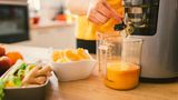 Entsafter  Mit diesem Gerät müssen Sie Saft nie wieder selber kaufen und können selber entscheiden, ob Sie Orangensaft, Apfelsaft oder vielleicht einen Multivitaminsaft haben möchte. Der Entsafter gehört vor allem in den Haushalt für Menschen, die auf eine gesunde Ernährung achten.