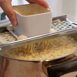 Spätzlehobel  Wer einmal Spätzle selber gemacht hat, wird nie wieder auf Gekaufte zurückgreifen. Hier ein Rezept für perfekte Allgäuer Kässpätzle!