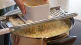 Spätzlehobel  Wer einmal Spätzle selber gemacht hat, wird nie wieder auf Gekaufte zurückgreifen. Hier ein Rezept für perfekte Allgäuer Kässpätzle!