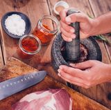 Mörser  Ob für Pasten oder Gewürze wie Pfeffer oder grobes Salz. Ein Mörser ist in jeder Küche gut aufgehoben. 