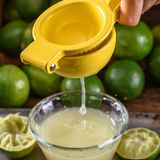 Limettenpresse  Wir Redakteure schwören darauf: Für Cocktails oder zum Anrühren von einer Vinaigrette ist der Saft einer Limette unabdingbar. Am besten bekommen Sie den mit einer Limettenpresse heraus. Achtung: Legen Sie die Limette mit der Schnittfläche nach unten. So ist gewährleistet, dass auch jeder Tropfen herausgepresst wird.