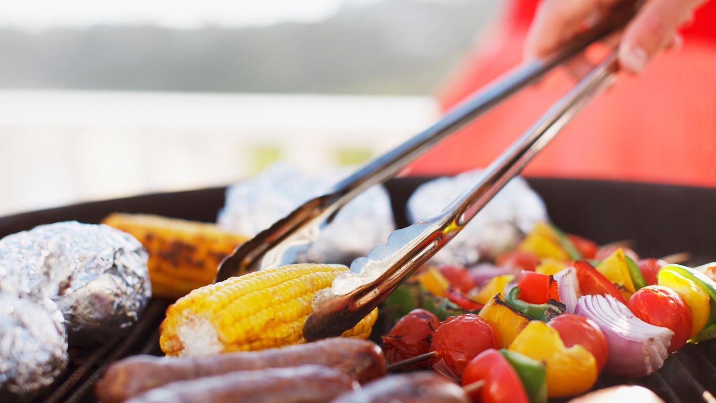 Grillzange  Vor allem beim Grillen ist die Grillzange nicht wegzudenken. Wenden Sie Gemüse und Fleisch damit und verbrennen Sie sich nie wieder die Finger. Fürs Fleisch ist die Zange besonders geeignet, weil sie die Oberfläche nicht verletzen (wie beispielsweise mit einer Gabel) und so keine Fleischsäfte austreten können.