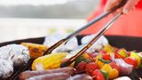 Grillzange  Vor allem beim Grillen ist die Grillzange nicht wegzudenken. Wenden Sie Gemüse und Fleisch damit und verbrennen Sie sich nie wieder die Finger. Fürs Fleisch ist die Zange besonders geeignet, weil sie die Oberfläche nicht verletzen (wie beispielsweise mit einer Gabel) und so keine Fleischsäfte austreten können.