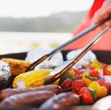 Grillzange  Vor allem beim Grillen ist die Grillzange nicht wegzudenken. Wenden Sie Gemüse und Fleisch damit und verbrennen Sie sich nie wieder die Finger. Fürs Fleisch ist die Zange besonders geeignet, weil sie die Oberfläche nicht verletzen (wie beispielsweise mit einer Gabel) und so keine Fleischsäfte austreten können.