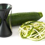Spiralschneider  Dieses Tool ist perfekt dafür Zoodles zu machen. Also Nudeln aus Zucchini. Oder auch anderem Gemüse wie Gurke, Möhre oder Kürbis. Wie es funktioniert, können Sie hier sehen!