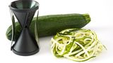 Spiralschneider  Dieses Tool ist perfekt dafür Zoodles zu machen. Also Nudeln aus Zucchini. Oder auch anderem Gemüse wie Gurke, Möhre oder Kürbis. Wie es funktioniert, können Sie hier sehen!