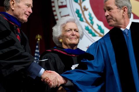 Barbara Bush mit ihrem Ehemann George H.W. Bush und ihrem Sohn George W. Bush - zwei US-Präsidenten