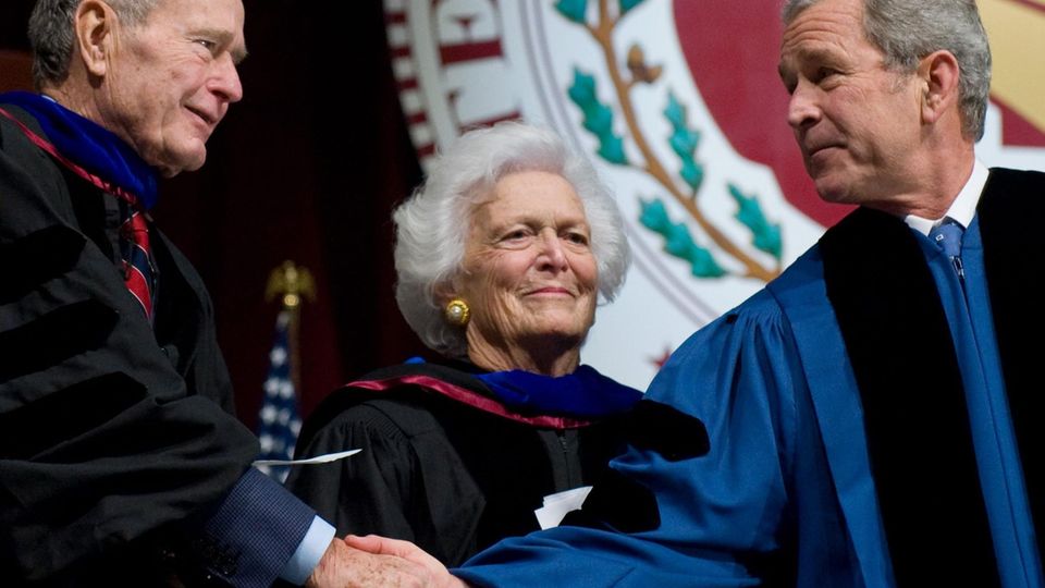 Barbara Bush mit ihrem Ehemann George H.W. Bush und ihrem Sohn George W. Bush - zwei US-Präsidenten